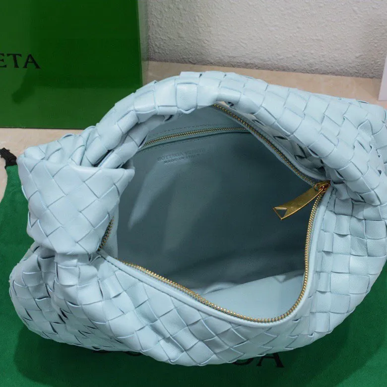 Batch 1460 BV Bottega Veneta 2022 Early Spring New Ladies Medium JODIE Handbag BV Bag 🔥The new method is to round the corners on the original basis and knot the round hobo bag with classic woven leather. The most iconic triangular pull-out design, using sheepskin draped soft shape, is super suitable for concave shapes~ Jodie feels really gentle to people, and is definitely the best item for daily matching. It has the same weave, new elements and twists, and is versatile. It is the new favorite of street style Internet celebrities! Size: 36*21*13 Model: 6697